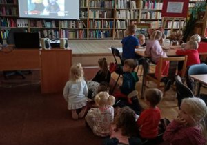 Dzieci oglądają bajk Podwieczorek u Misia Uszatka